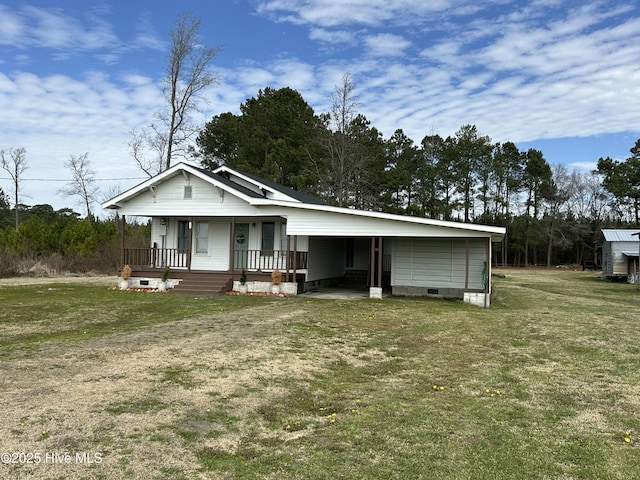 view of front of home featuring covered porch, a front lawn, and crawl space