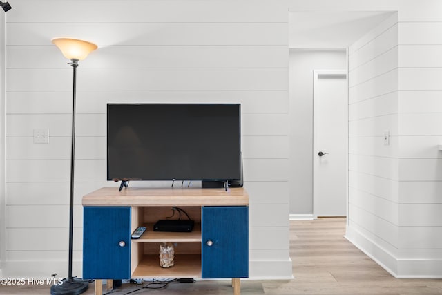 room details featuring wood finished floors and baseboards