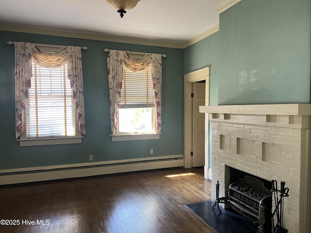 living room with a baseboard heating unit, plenty of natural light, wood finished floors, and crown molding