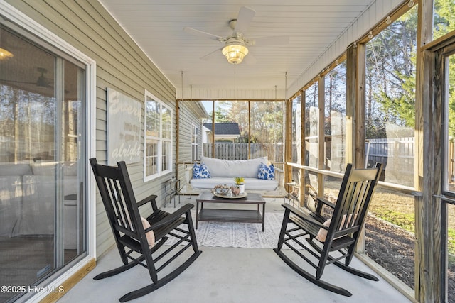 sunroom with ceiling fan