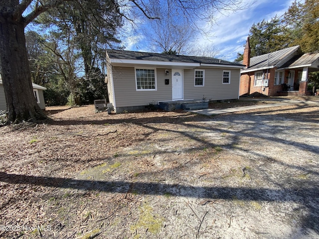 view of front of home with dirt driveway