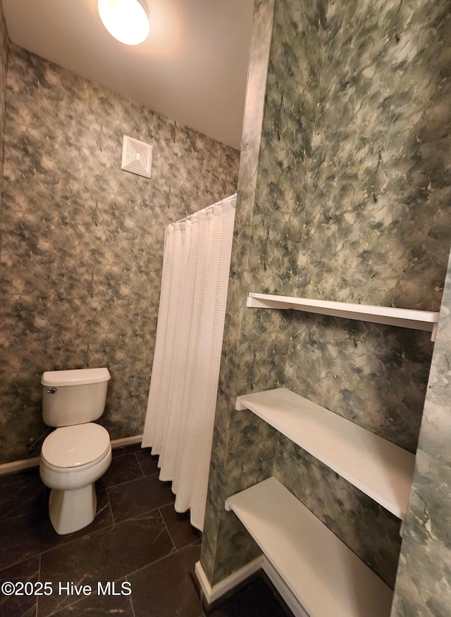 bathroom featuring visible vents, curtained shower, toilet, and baseboards