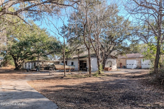 single story home featuring a garage