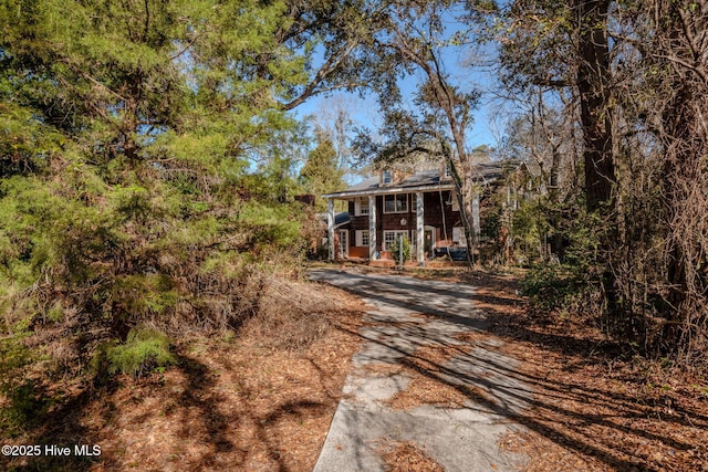 view of front of home with dirt driveway