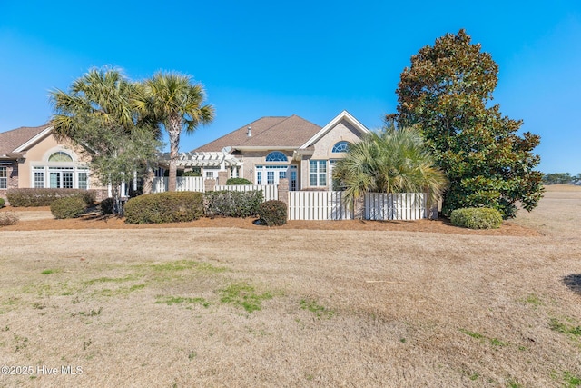 view of front of house with fence and a pergola