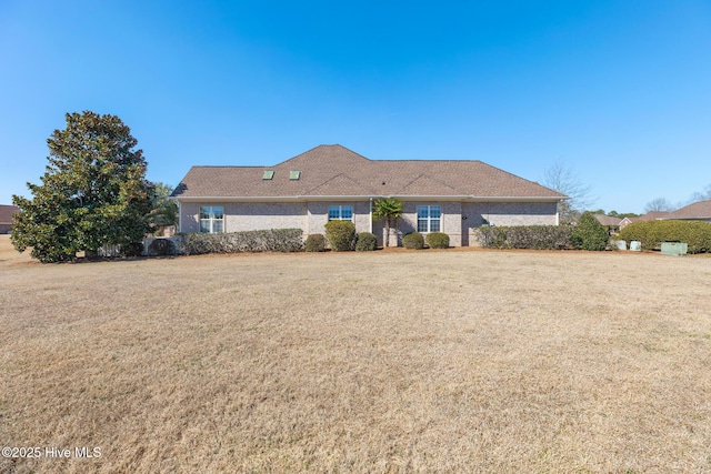 single story home featuring a front lawn