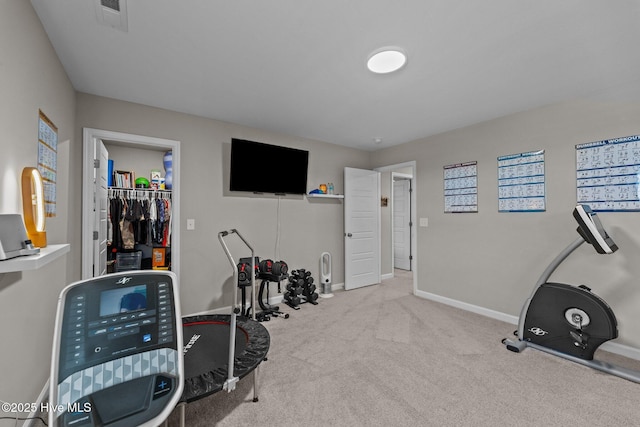 workout room featuring carpet flooring, baseboards, and visible vents