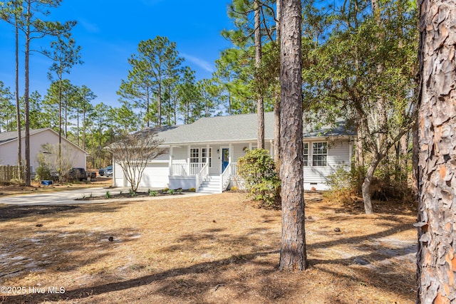 ranch-style home with crawl space and a porch