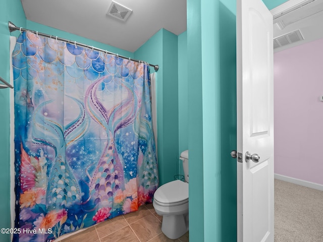 full bathroom featuring curtained shower, toilet, baseboards, and visible vents