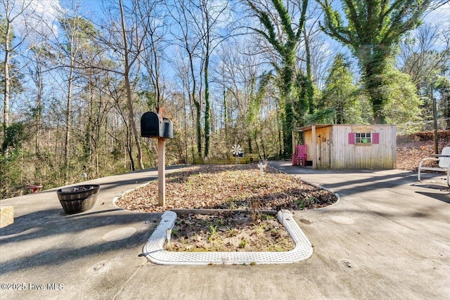 view of yard with an outbuilding