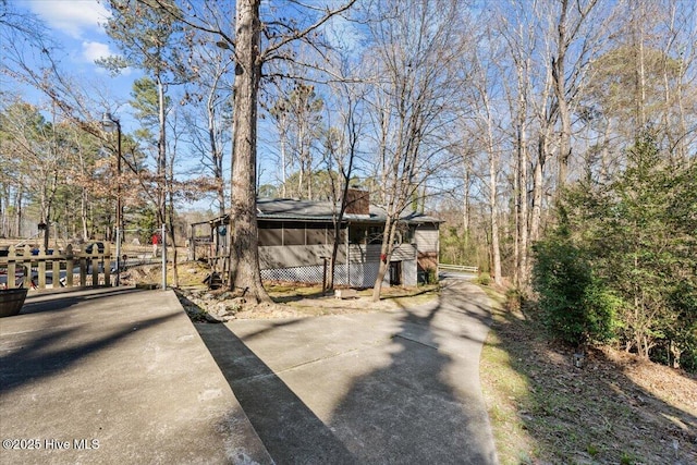 view of yard featuring driveway