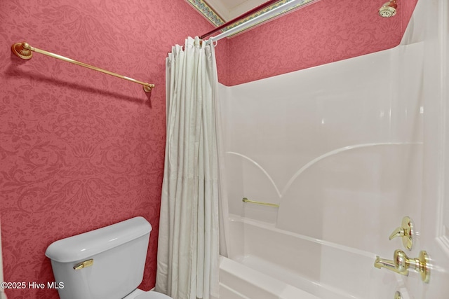 full bathroom with shower / bathtub combination with curtain, toilet, and wallpapered walls