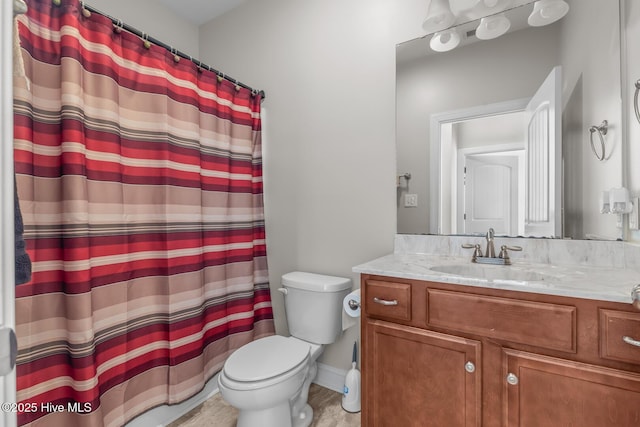 bathroom featuring a shower with curtain, baseboards, vanity, and toilet