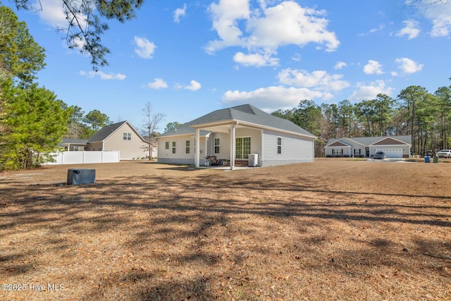 view of front of house featuring fence and a front lawn