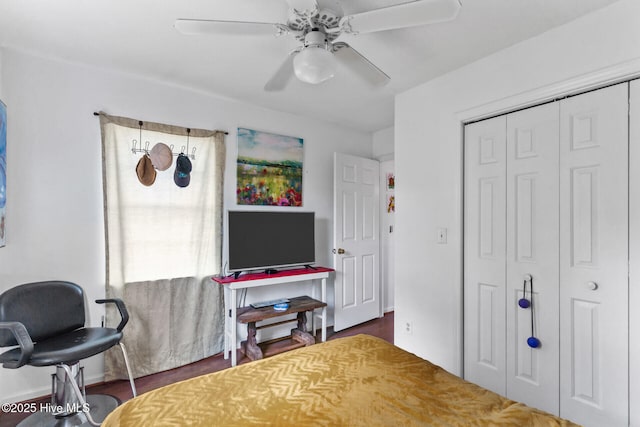 bedroom with a ceiling fan and a closet