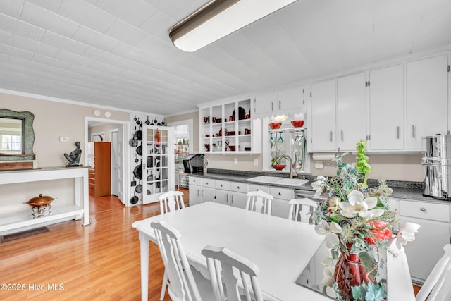 dining space featuring crown molding, light wood-style floors, and visible vents