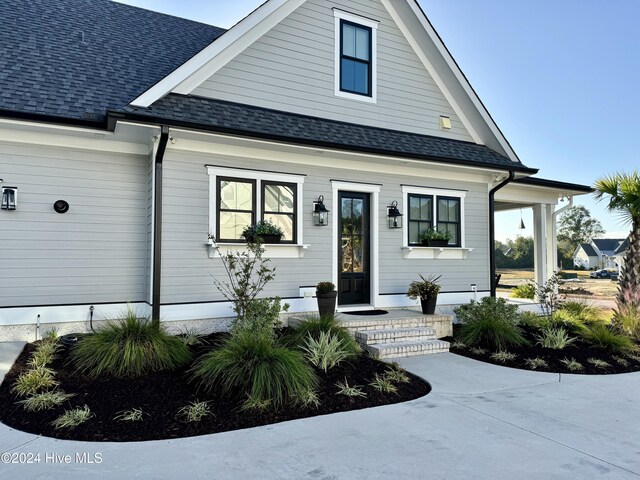 view of front of property with a shingled roof