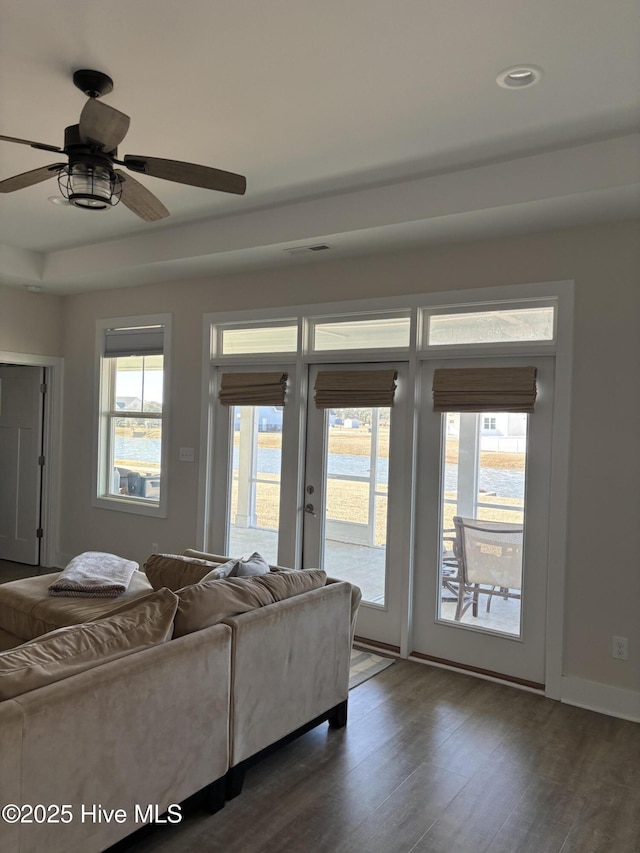 living room with dark wood-style floors, recessed lighting, ceiling fan, and baseboards