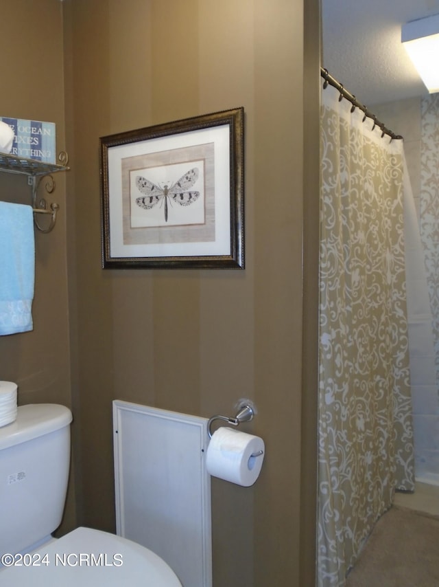 full bathroom featuring toilet and a shower with curtain