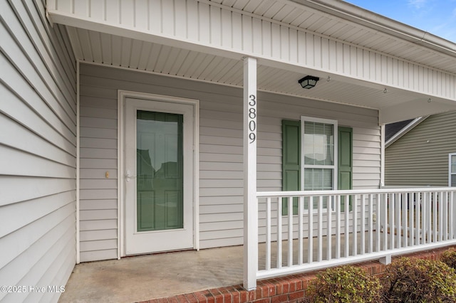 entrance to property featuring covered porch