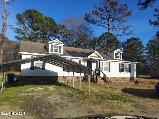 cape cod home with dirt driveway, roof with shingles, crawl space, a detached carport, and a front lawn