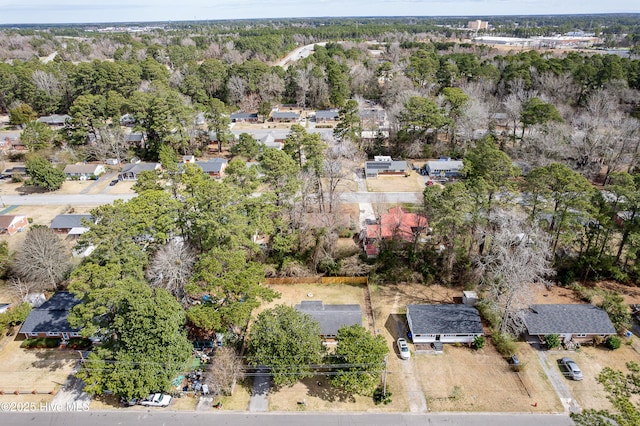 birds eye view of property featuring a forest view