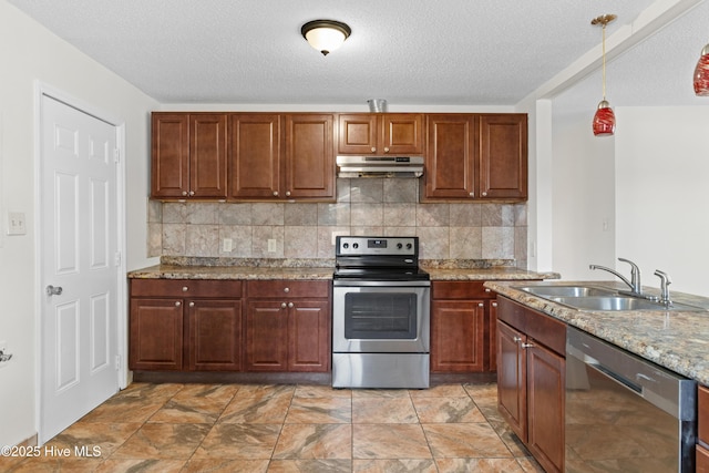 kitchen with under cabinet range hood, appliances with stainless steel finishes, backsplash, and a sink