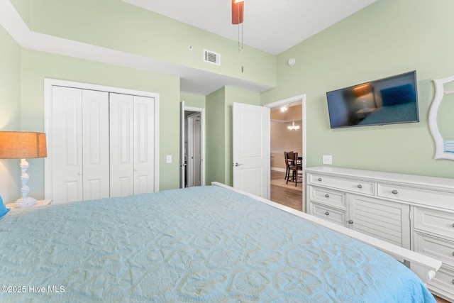 bedroom featuring a ceiling fan, visible vents, and a closet