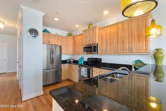 kitchen featuring light wood-style flooring, ornamental molding, a sink, stainless steel appliances, and backsplash