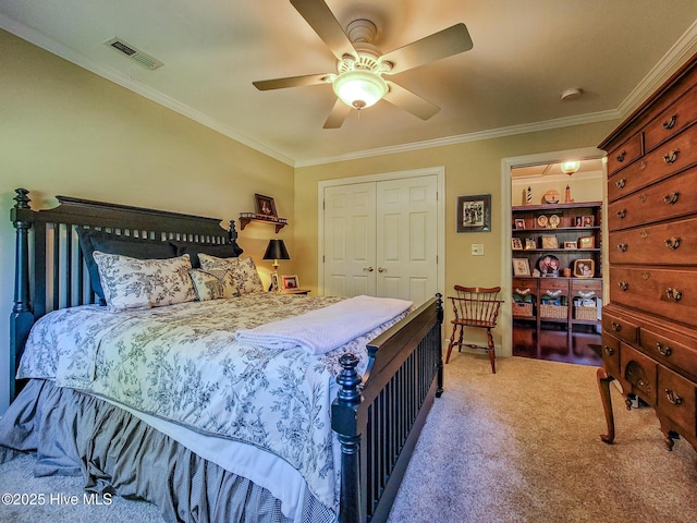 bedroom featuring ceiling fan, carpet floors, visible vents, and crown molding