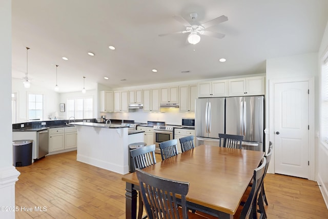 dining space featuring light wood-type flooring, a ceiling fan, and recessed lighting