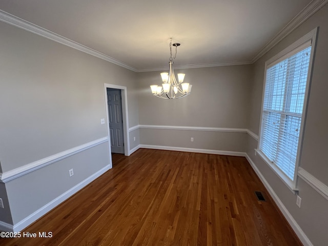 unfurnished room with baseboards, visible vents, ornamental molding, dark wood-type flooring, and a chandelier