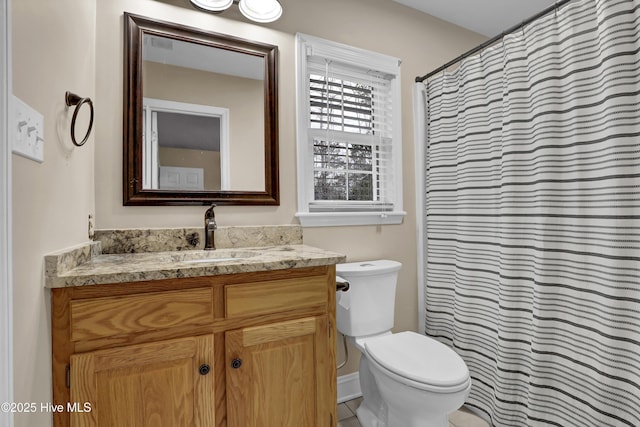 full bathroom featuring toilet, curtained shower, and vanity