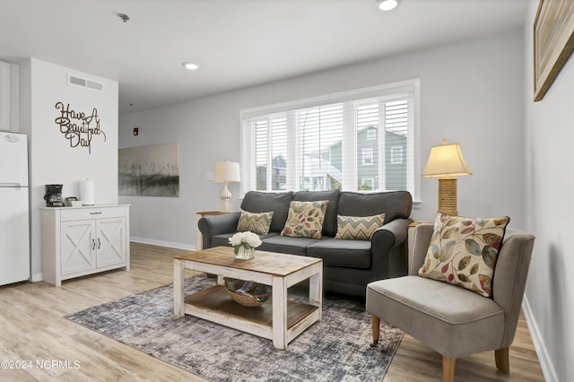 living area with visible vents, recessed lighting, baseboards, and light wood-style floors