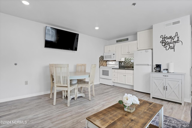 living area featuring light wood-type flooring, visible vents, baseboards, and recessed lighting