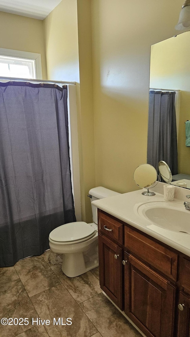 full bathroom with toilet, a shower with curtain, and vanity