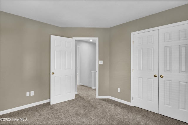 unfurnished bedroom featuring a closet, baseboards, and carpet flooring