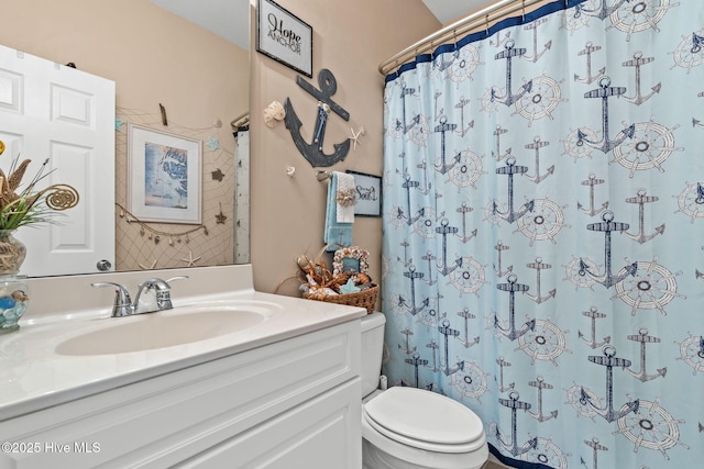 full bathroom featuring a shower with shower curtain, toilet, and vanity