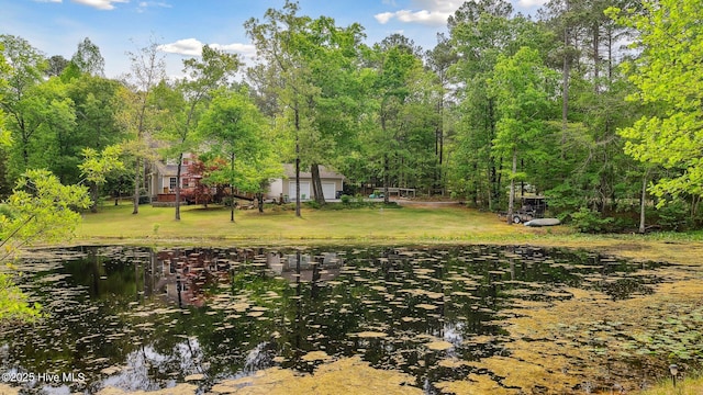 view of yard featuring a water view