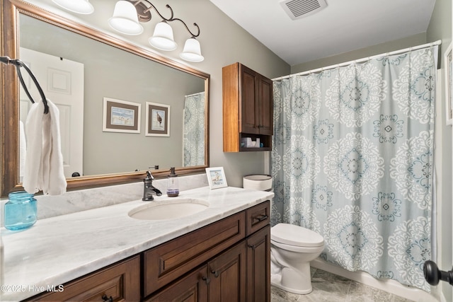 full bath featuring a shower with shower curtain, visible vents, vanity, and toilet