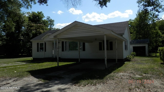 view of front of house with a front lawn and roof with shingles