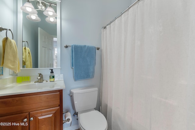 full bath with toilet, curtained shower, and vanity