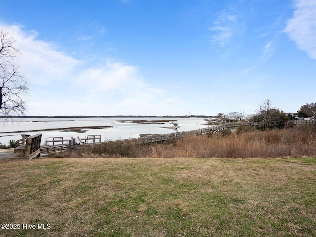 view of yard featuring a water view