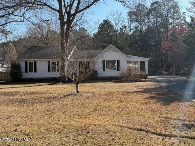 single story home featuring a front yard