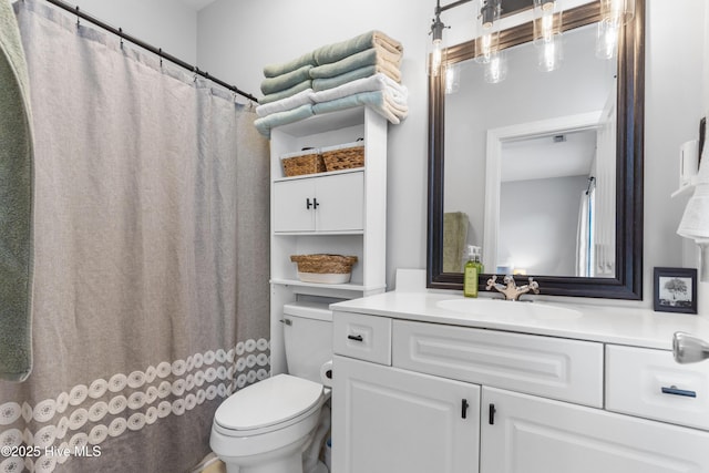 full bathroom featuring toilet, curtained shower, and vanity