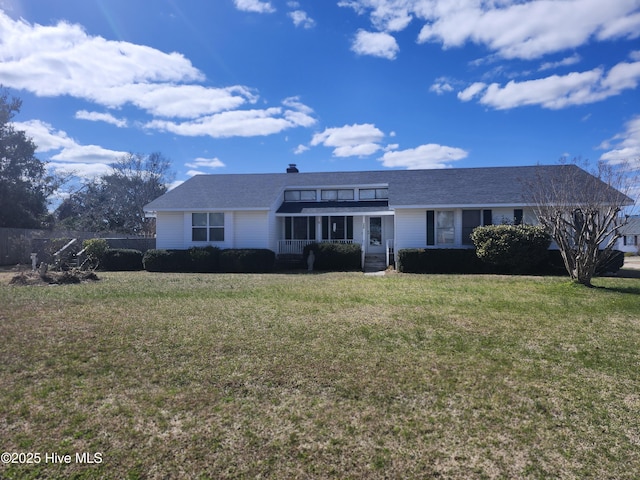 view of front facade with a front lawn and fence