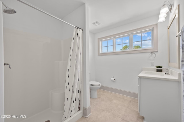 full bath with visible vents, baseboards, toilet, a shower with curtain, and vanity