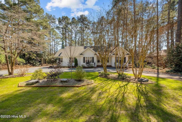 view of front of house featuring driveway and a front lawn