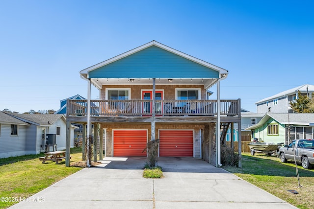 view of front facade with a garage, driveway, and a front yard