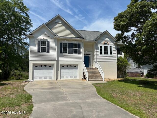 917 Hearthside Ct, New Bern, NC 28560 - bi-level home featuring a garage, concrete driveway, and a front lawn